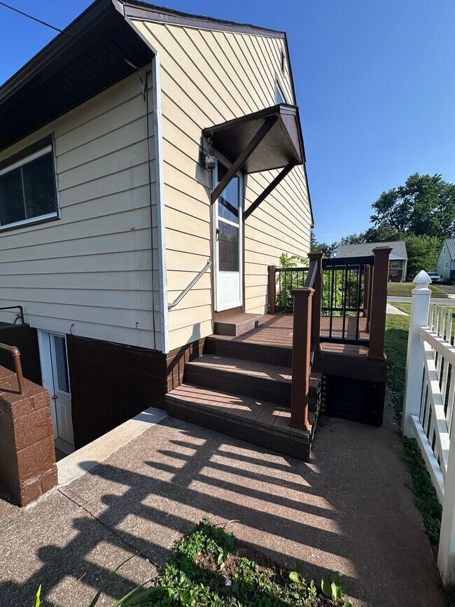 Building Photo - Cape Cod in Middletown 4 bedroom