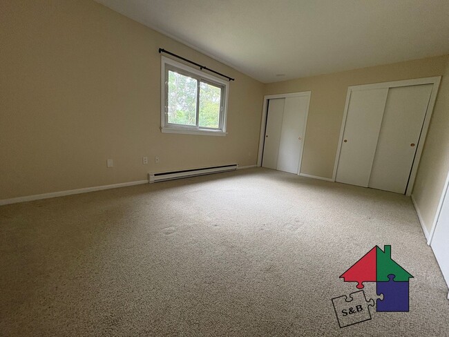 Building Photo - Elegant 3-Bedroom Townhouse in South Burli...