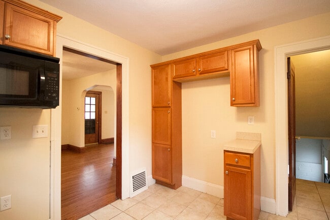 Building Photo - 2151 W Sylvania Ave