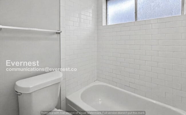 Building Photo - 3 Bed, 2 Bath Home with Garage and Fenced Yard / Pet-Friendly /Available Now!