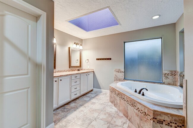 Building Photo - 18310 Lake Oaks Dr