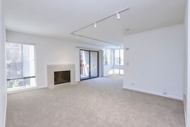Building Photo - (3) Three Bed, (2) Two bath updated condo ...