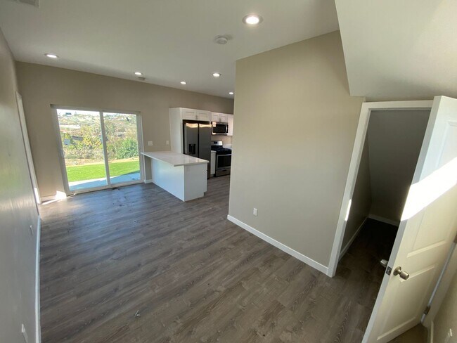 Building Photo - 4 BD 2 BR Unit, Tipton St
