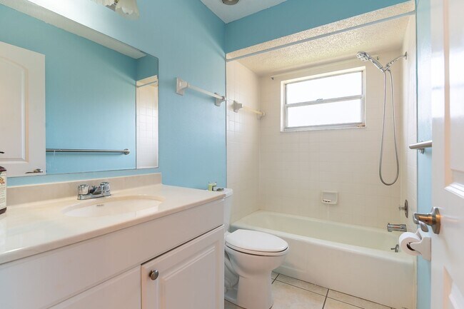 Building Photo - Conveniently located Unfurnished 2-bed, 2-...