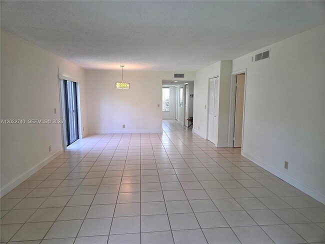 Building Photo - 413 Lakeview Dr