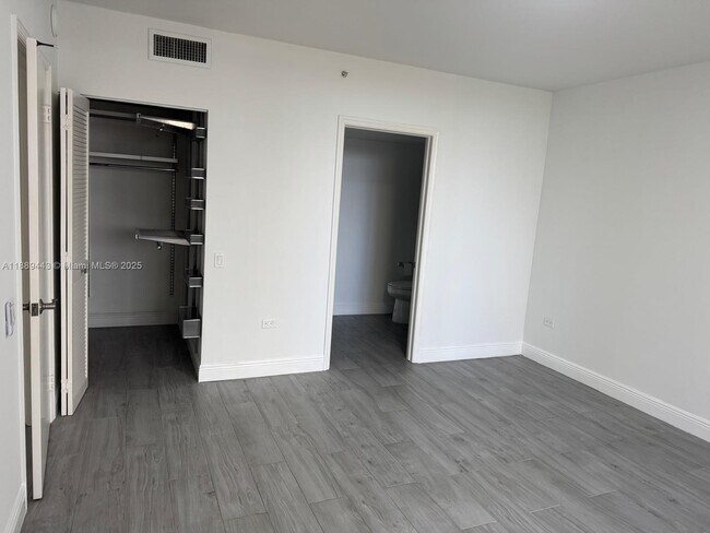 Building Photo - 701 Brickell Key Blvd