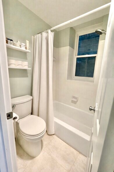 Full Bathroom - 1920 S St NW