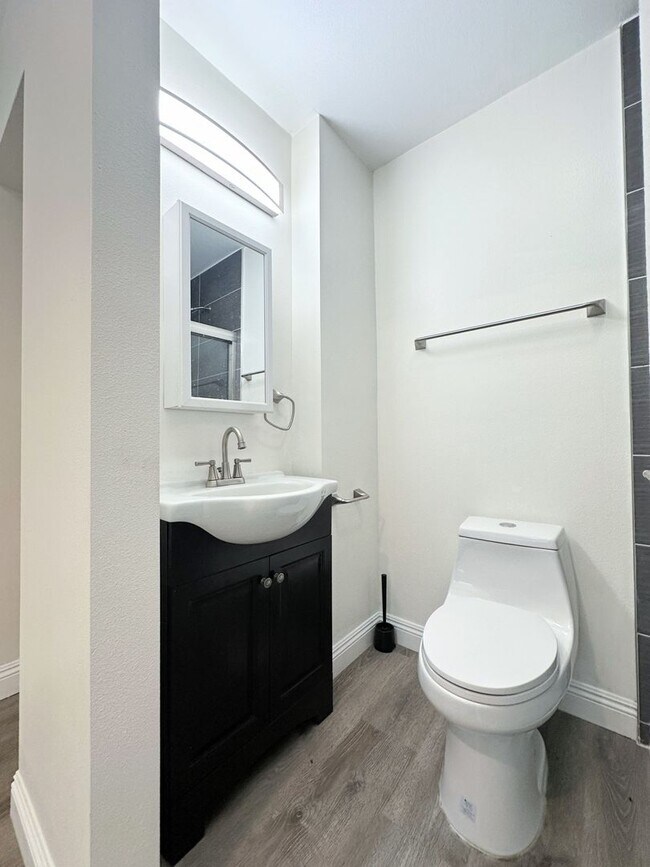Building Photo - Completely Renovated 2 Bed + 2 Bath House ...