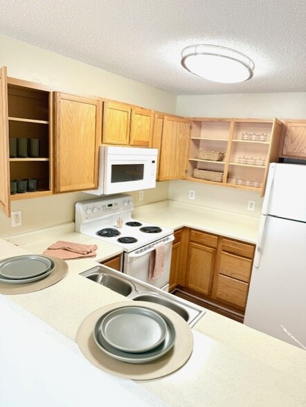 1BR, 1BA - 850SF - Kitchen - Stonecrest Apartments