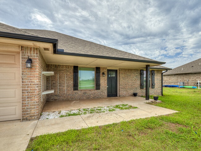 Building Photo - 2202 Buchanan Dr