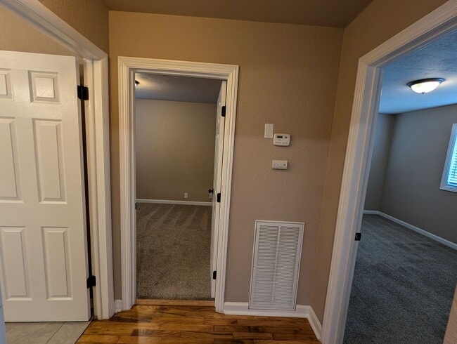 Building Photo - 3 Bedroom House in Shasta Lake, Fridge, Wa...