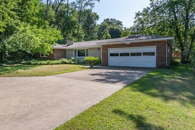 Building Photo - 3 bedroom 1.5 bath 1668 Sqft home just 1 m...