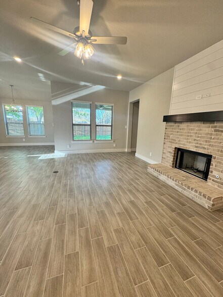 Building Photo - 632 Mooney Dr