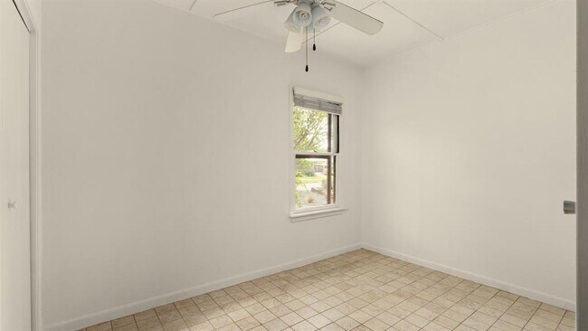 Building Photo - 206 E Skyview Rd