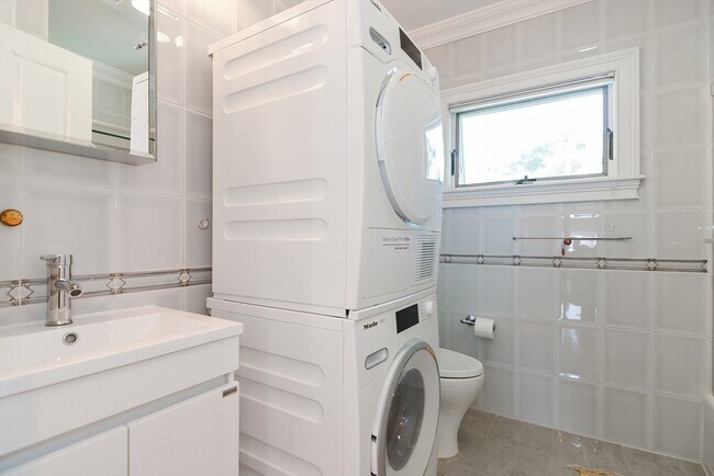 Building Photo - 3 Forest St