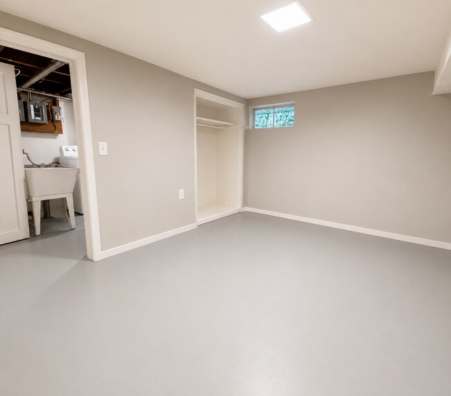 Building Photo - ***Coming Soon April 30, 2026***Rare Gonzaga-area 1-bed with yard, garage, and bonus space.