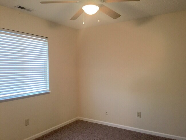 Building Photo - Welcome home to this charming 3-bedroom, 2.5-bath home with a loft in the desirable Village Pines...