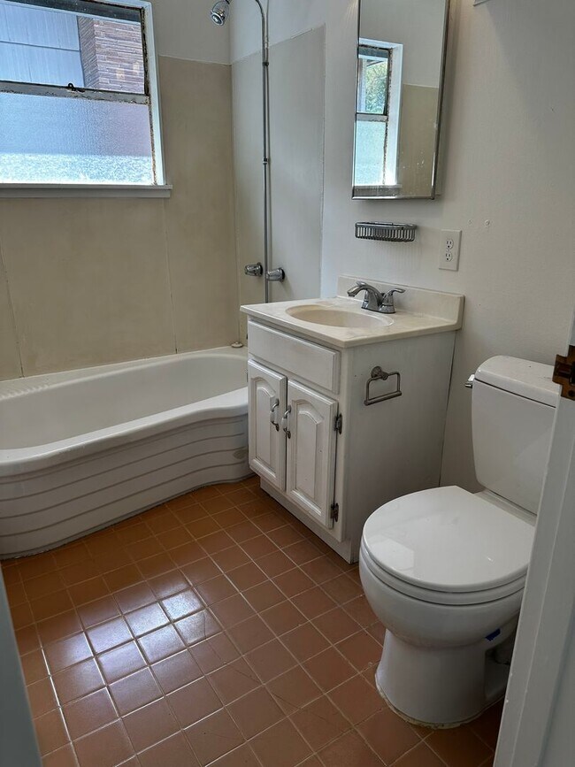 Building Photo - 2bd/1ba Seattle Home
