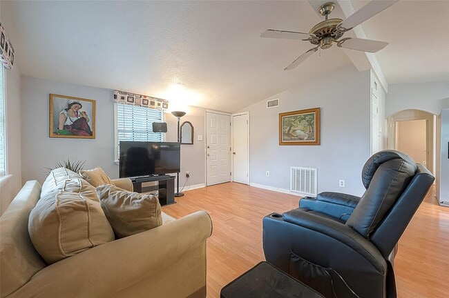 Building Photo - 2520 Richmond St