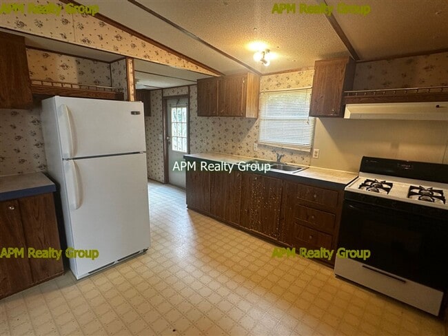 Building Photo - Private Country Feel Close to Downtown