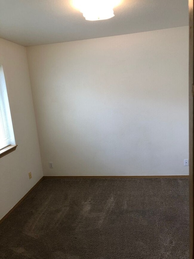 Building Photo - 3 Bedroom, 2.5 Bathroom Townhouse - Locate...
