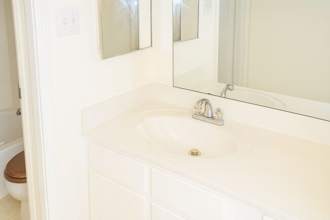 Building Photo - Beautiful 1-Bedroom Loft Near the Medical Center!