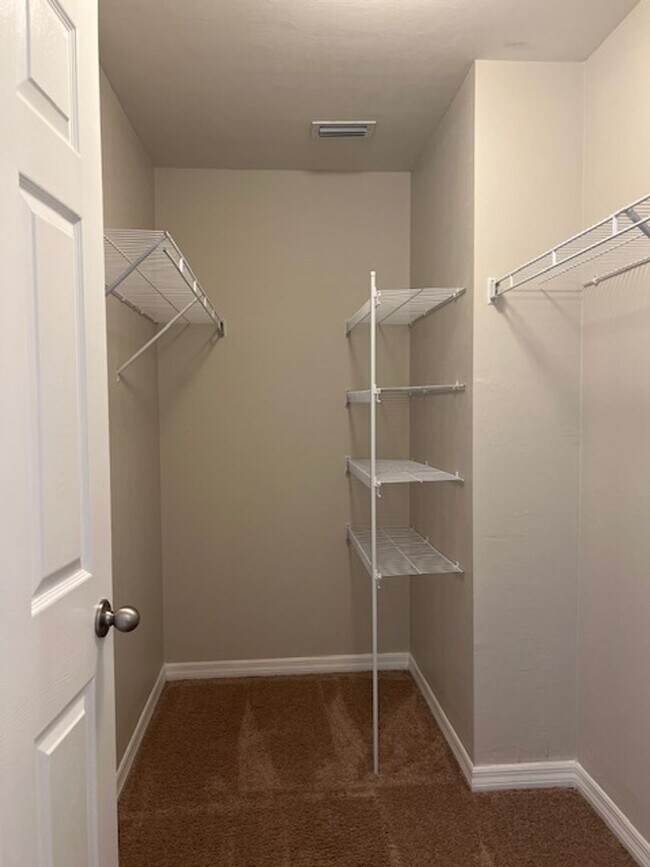 Building Photo - AVAILABLE NOW- 4 Bedroom -2 Bathrooms NE Cape Coral- Gator Circle Area