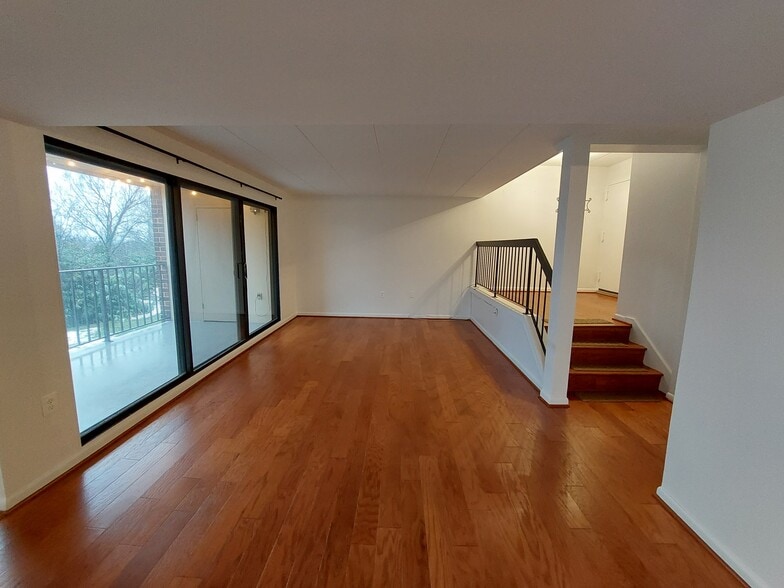 Building Photo - 100 Roberts Ln