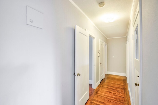 Building Photo - 733 Grosvenor Pl