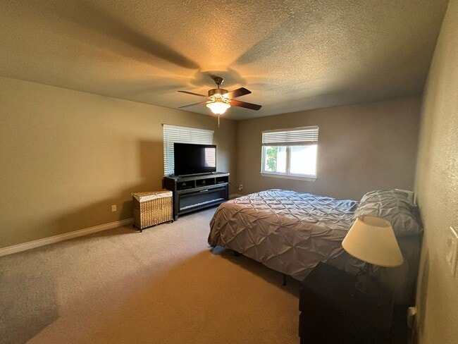 Building Photo - 3 BED | 3 BATH | TOWNHOME | DOUBLE GARAGE | WEST