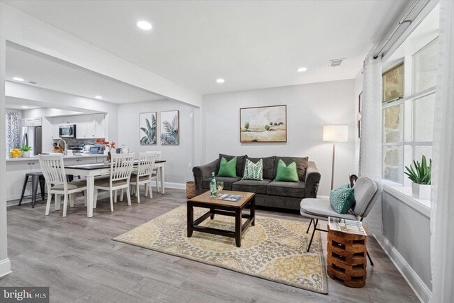 Building Photo - 205 Woodside Cir