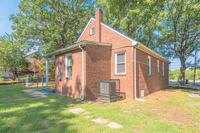 Building Photo - 2 bedroom 1 bathroom