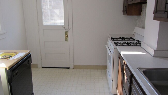 Building Photo - Available June 1, 2026: Lease ends May 29,2027