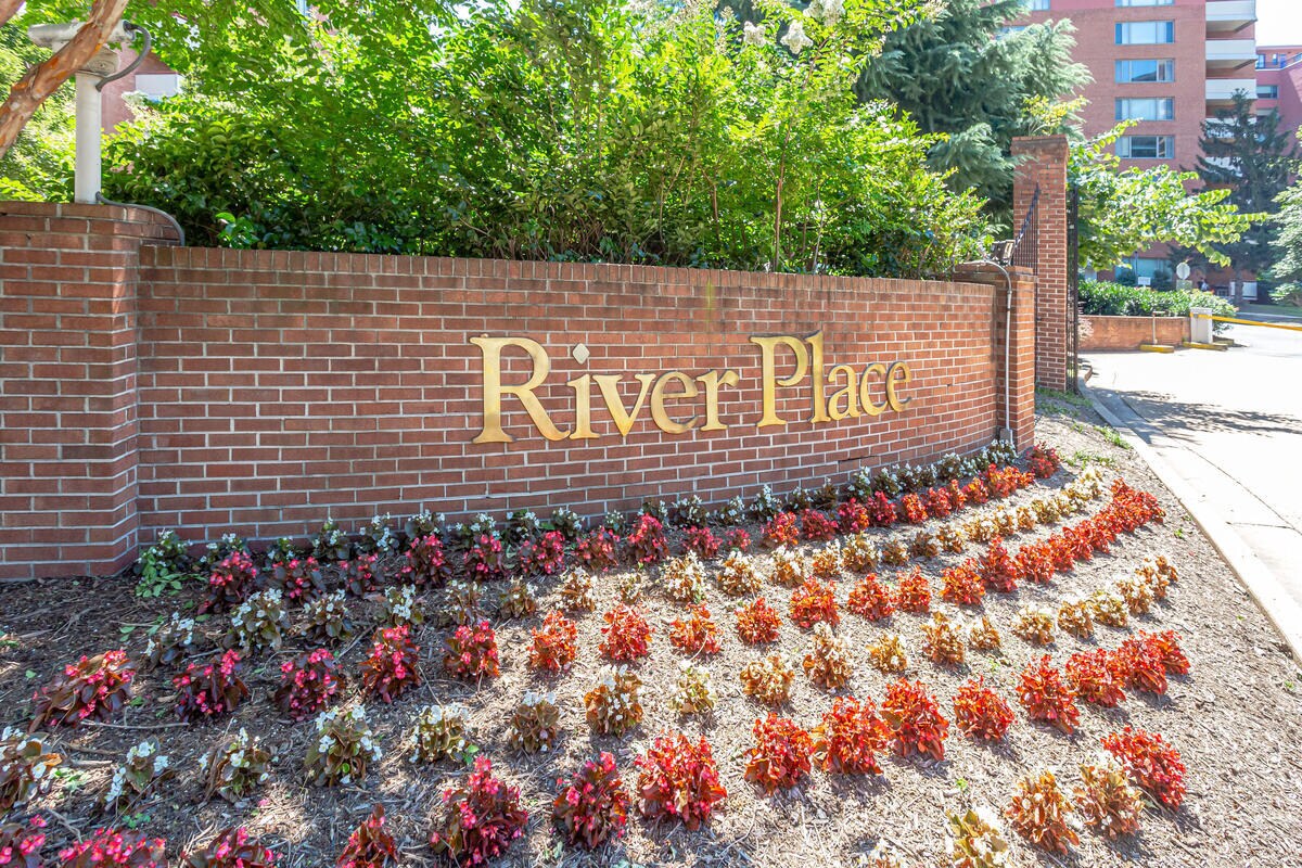 Enterance - 1121 Arlington Blvd