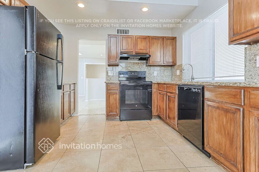 Building Photo - 2344 E Gelding Dr