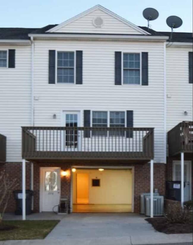 Building Photo - 226 Duncraig Dr