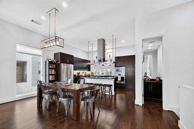 Building Photo - 1232 W 24th St