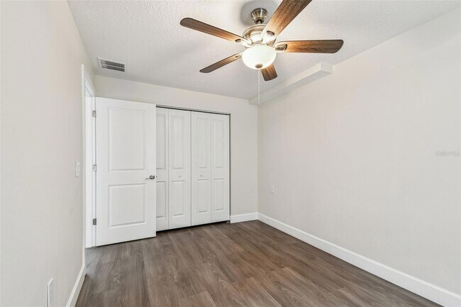 Building Photo - 650 E Tarpon Ave