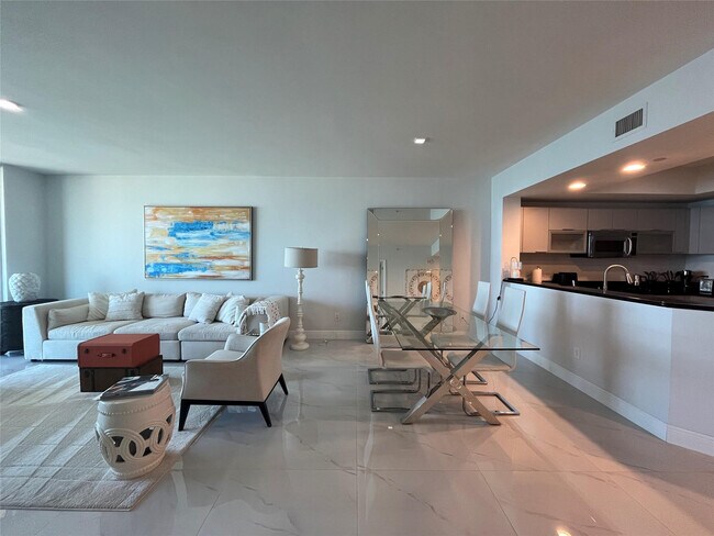 Building Photo - 2650 Lake Shore Dr