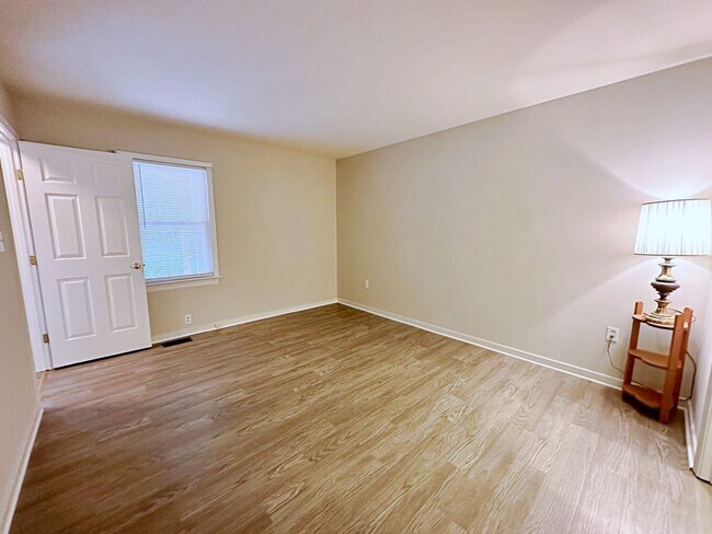 Building Photo - 4 Bedroom Townhouse Near Chesterfield Cour...