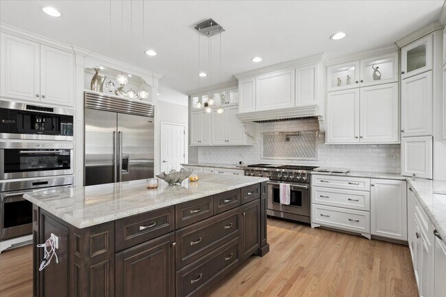Building Photo - 9200 Falling Waters Dr W