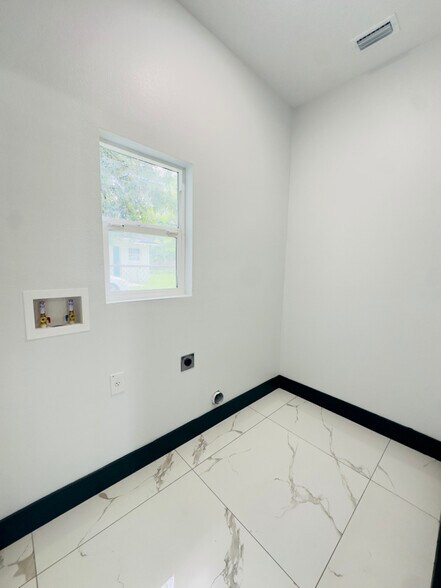 Building Photo - 602 W 7th St