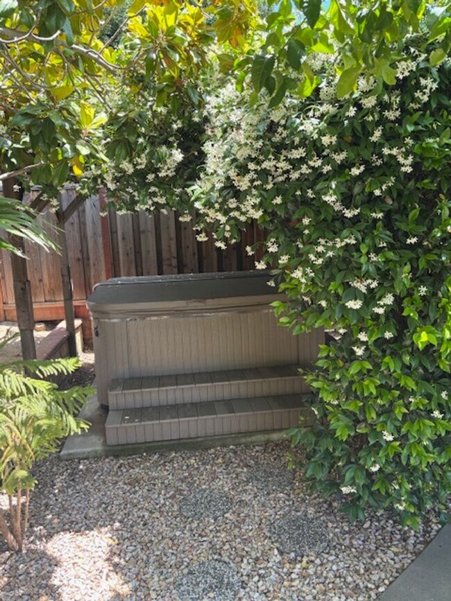 Building Photo - Single Story Home in a Very Desirable Suns...
