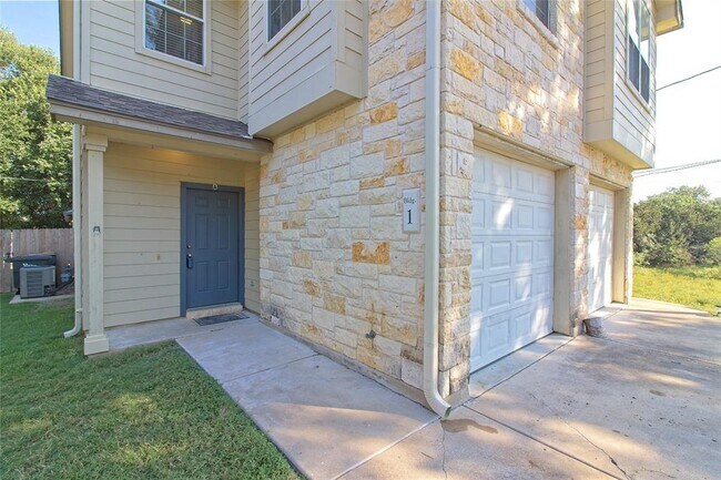 Building Photo - 2903 Whisper Oaks Ln
