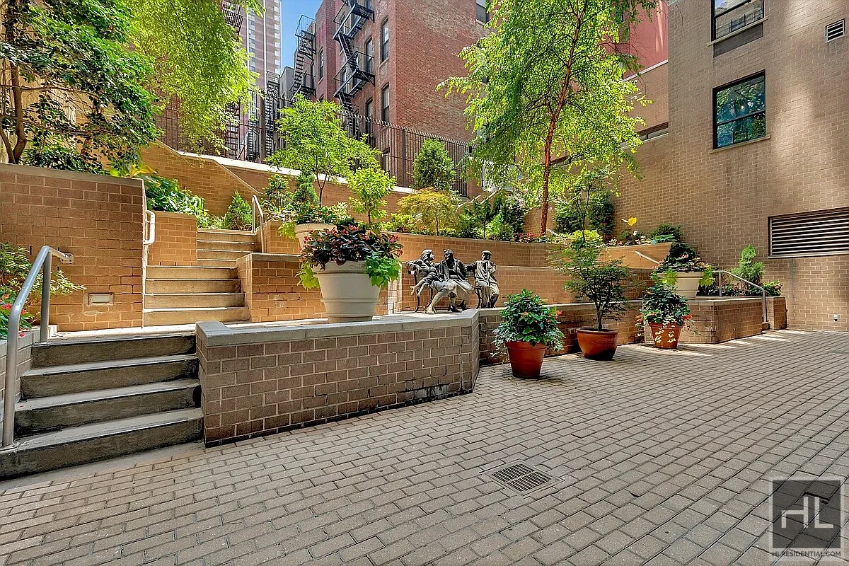 Building Photo - W 87th St