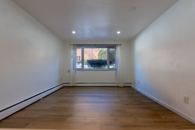 Building Photo - 186 Lexington St