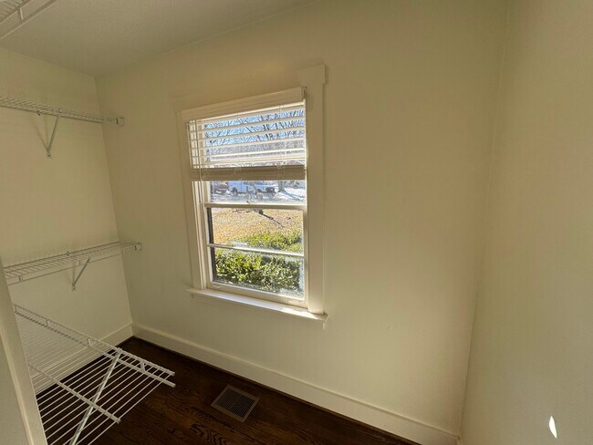 Building Photo - 432 Woodvale Ln