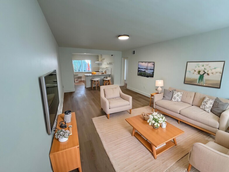 Building Photo - 4780 Pine Tree Dr