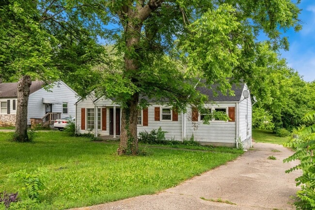 Building Photo - Charming North Nashville Cottage