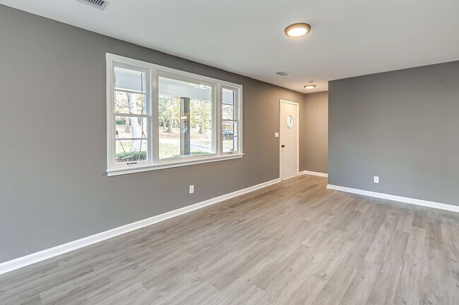 Building Photo - 4 Bedroom Glencliff Home With Garage